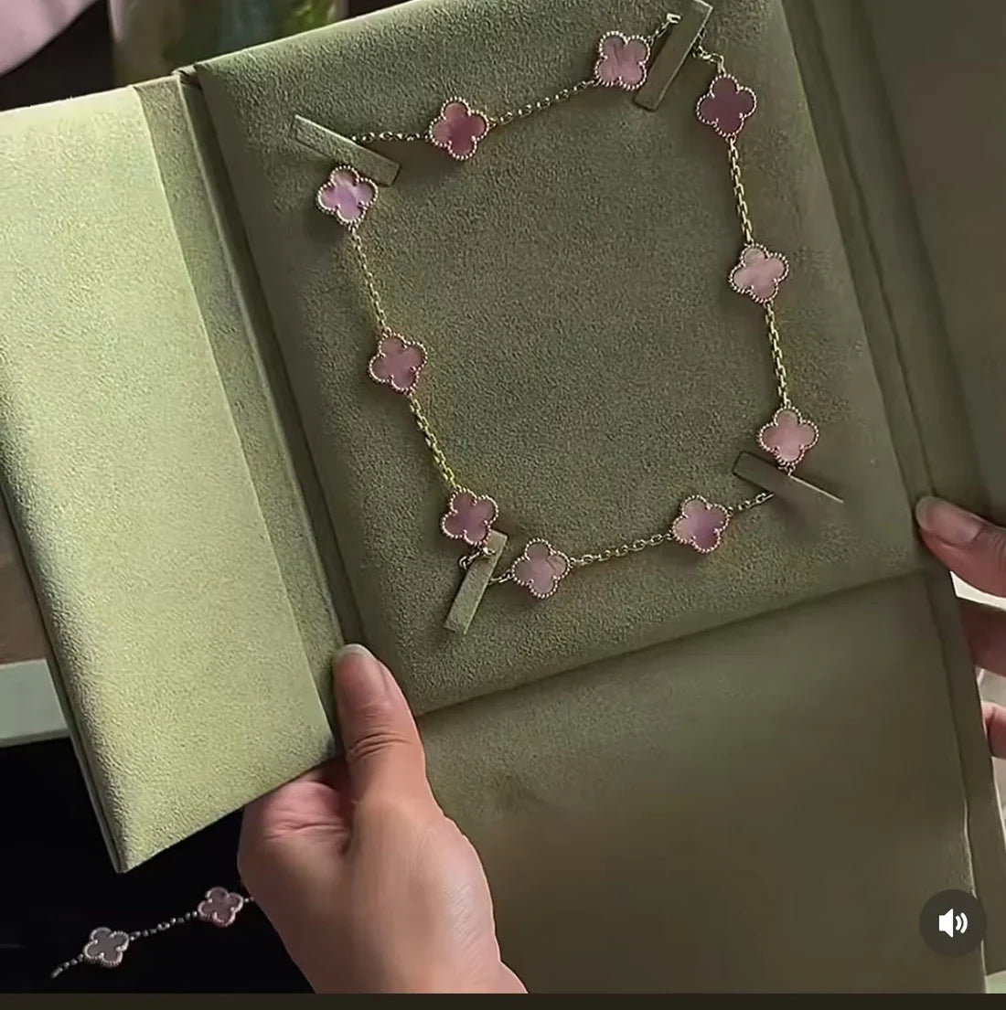 [Lume Jewels] Pink Necklace with Ten Clover Designs