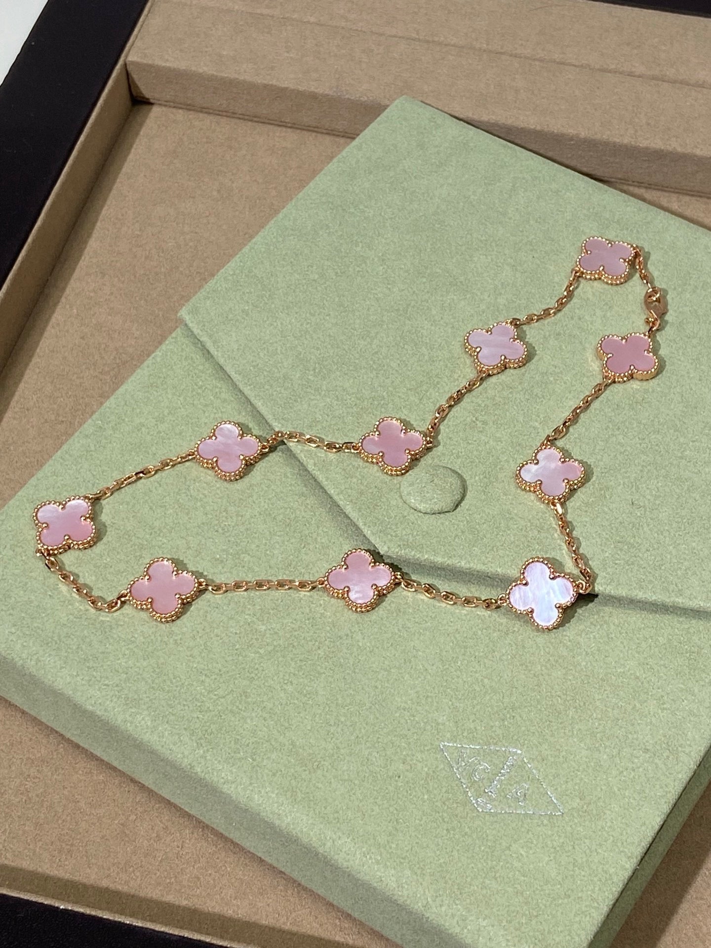 [Lume Jewels] Pink Necklace with Ten Clover Designs