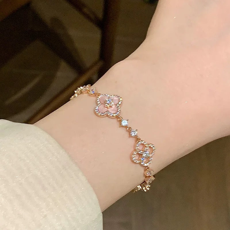 ¡®Lume Jewels¡¯CLOVER 5 MOTIF PINK BLUE RED WHITE BRACELET