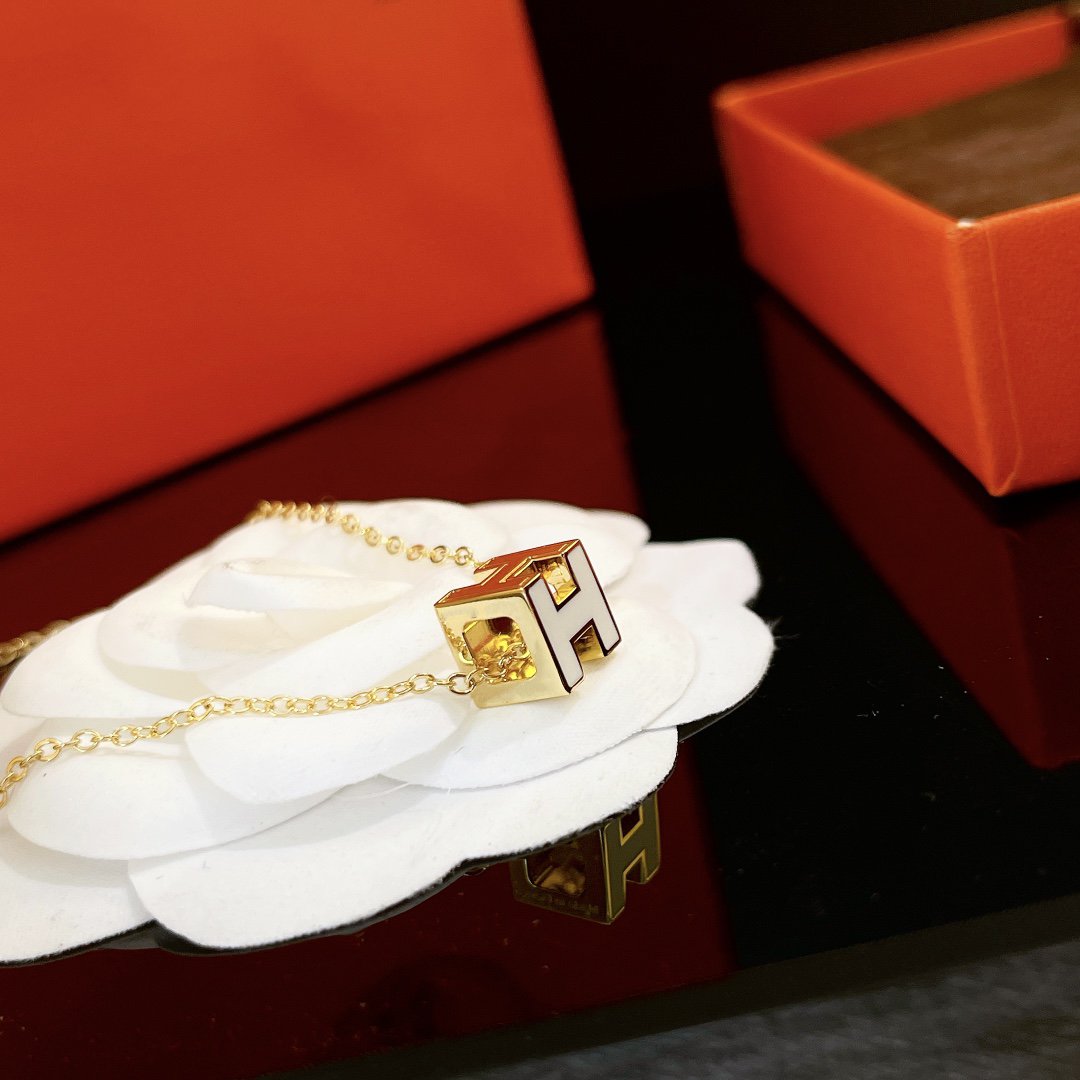 ¡®Lume Jewels¡¯H WHITE SQUARE GOLD NECKLACE
