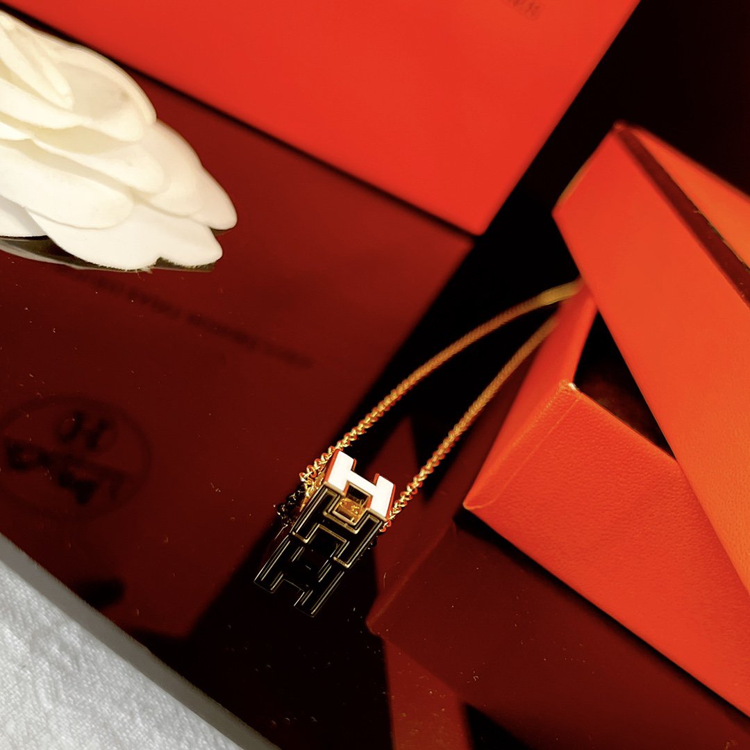 ¡®Lume Jewels¡¯H WHITE SQUARE GOLD NECKLACE