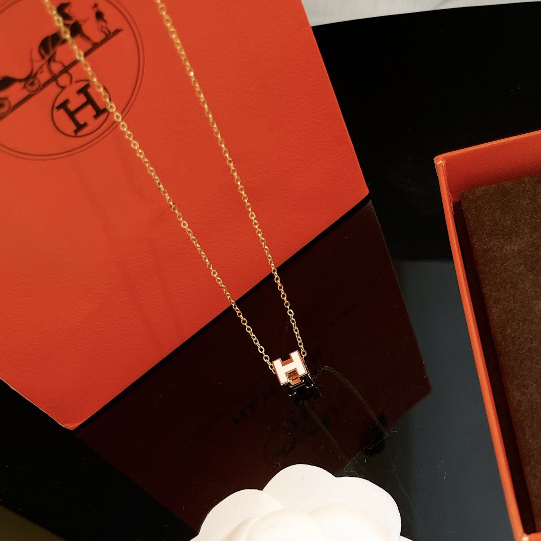 ¡®Lume Jewels¡¯H WHITE SQUARE GOLD NECKLACE