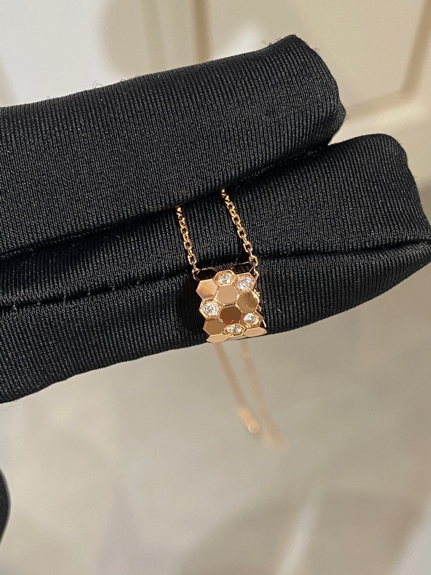 ¡®Lume Jewels¡¯BEE LOVE DIAMOND NECKLACE