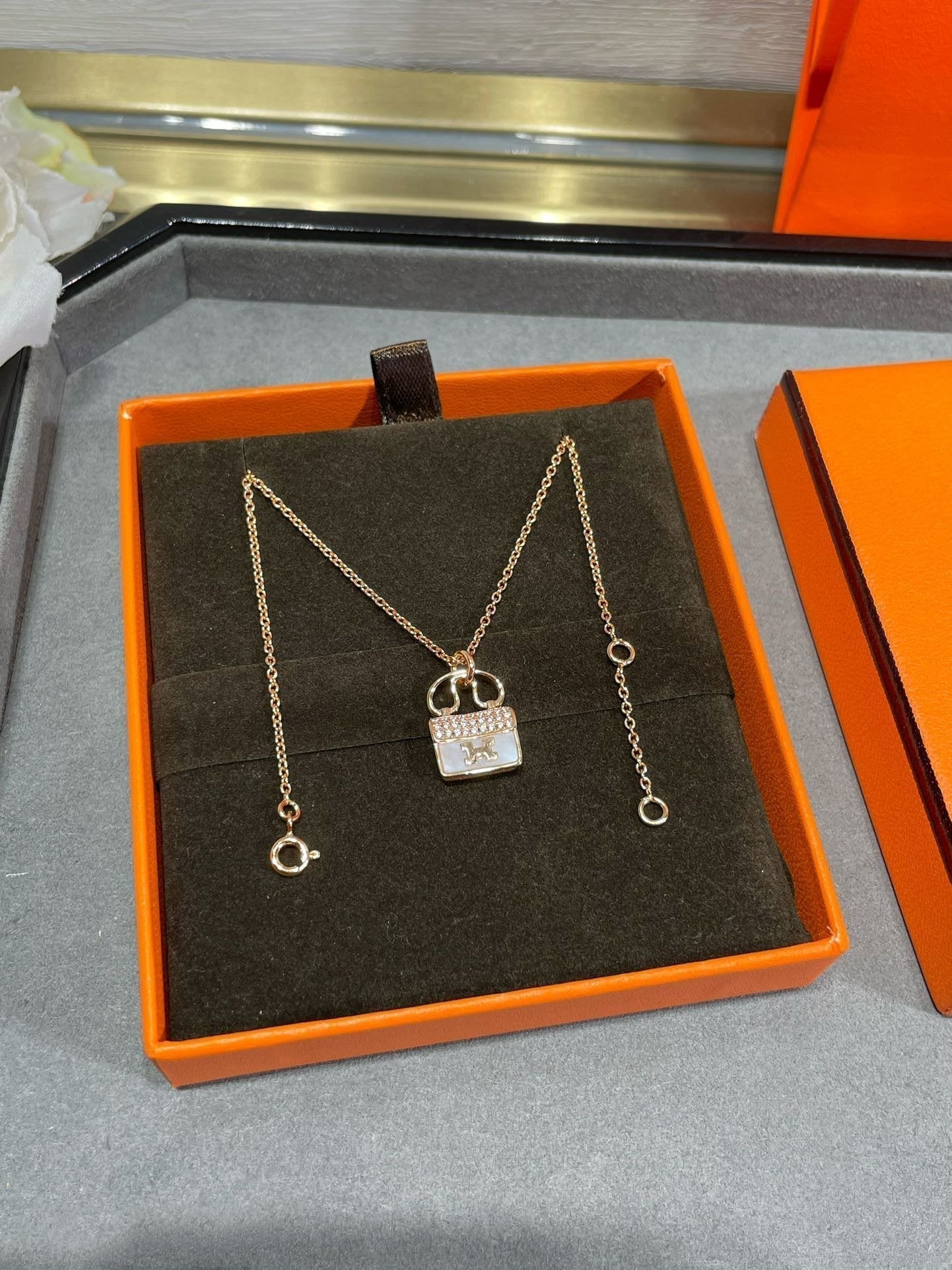 ¡®Lume Jewels¡¯H CIRCE MOISSANITE PENDANT NECKLACE GOLD