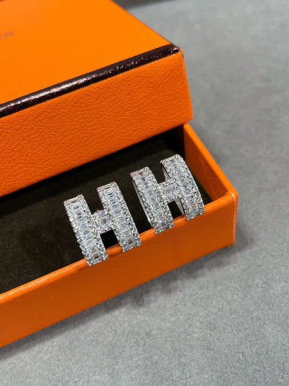 ¡®Lume Jewels¡¯H STUD EARRINGS WITH SILVER DIAMONDS