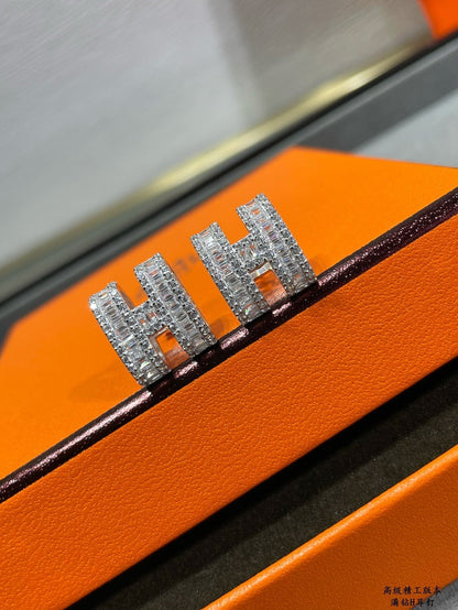 ¡®Lume Jewels¡¯H STUD EARRINGS WITH SILVER DIAMONDS