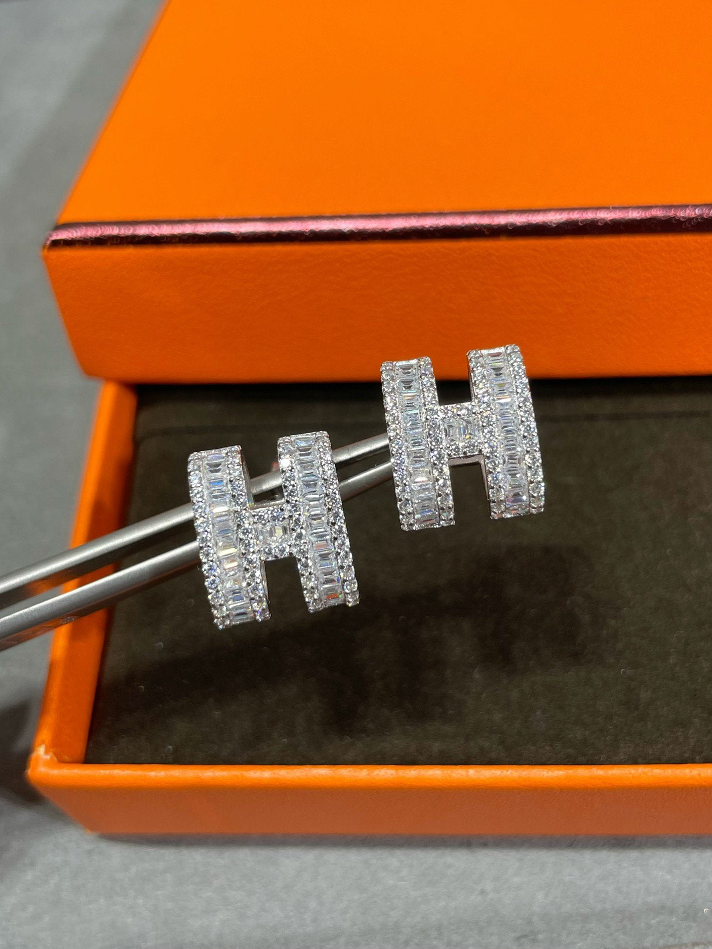 ¡®Lume Jewels¡¯H STUD EARRINGS WITH SILVER DIAMONDS