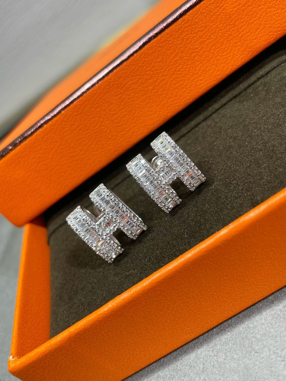 ¡®Lume Jewels¡¯H STUD EARRINGS WITH SILVER DIAMONDS