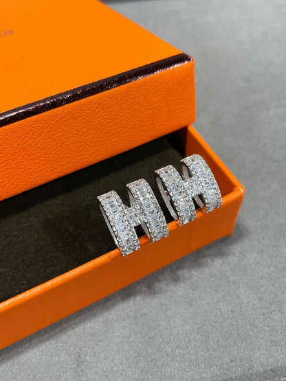 ¡®Lume Jewels¡¯H STUD EARRINGS WITH SILVER DIAMONDS
