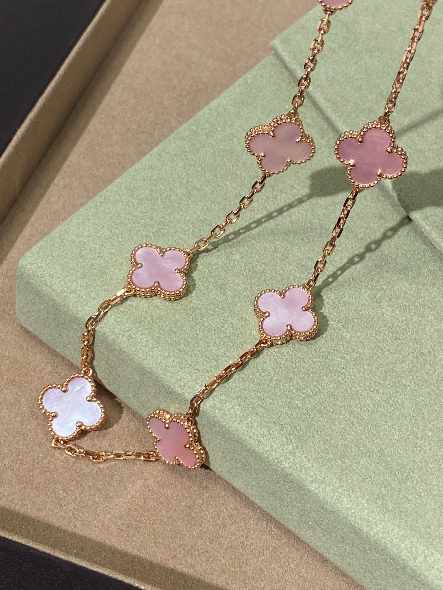 [Lume Jewels] Pink Necklace with Ten Clover Designs