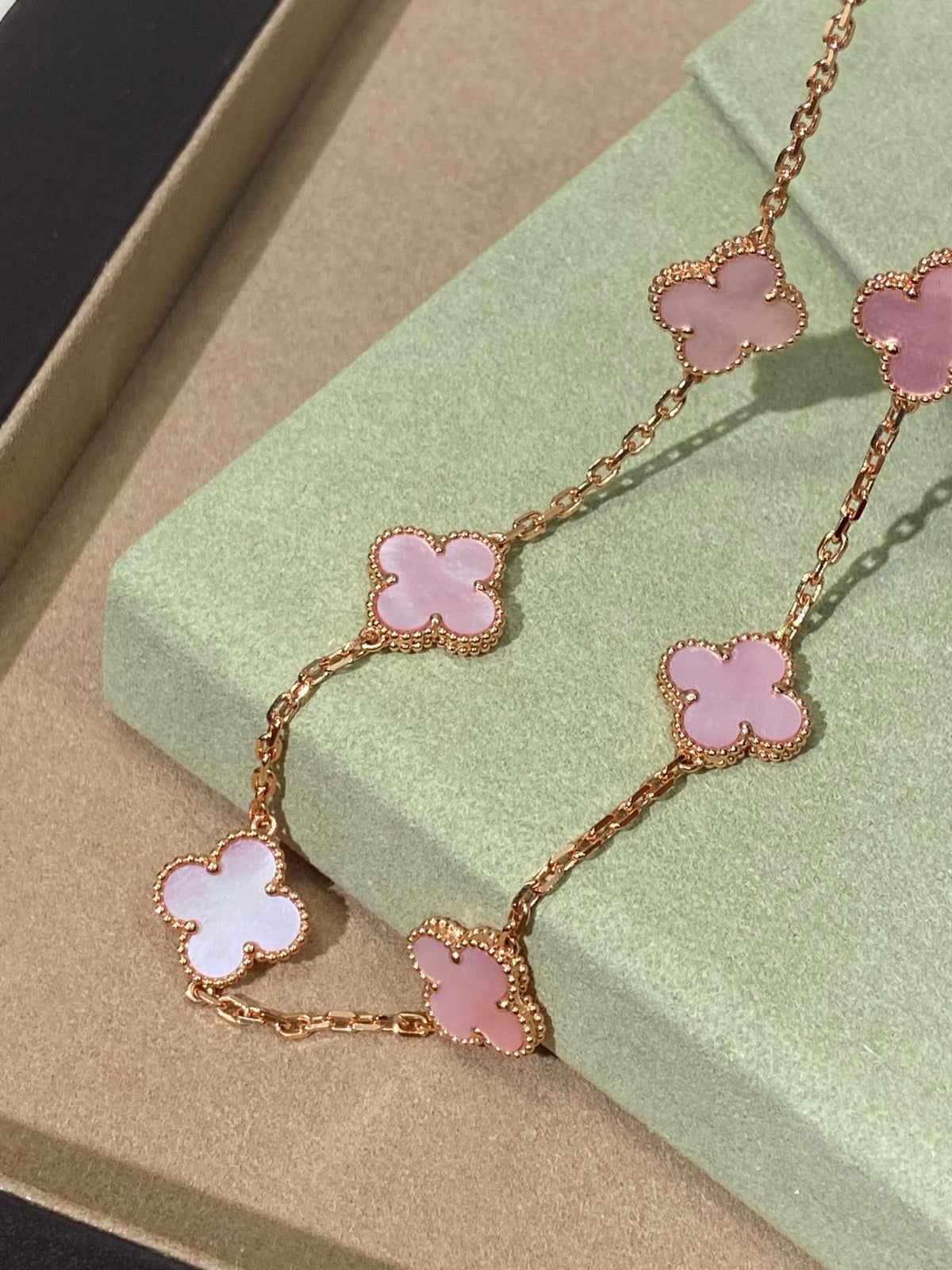 [Lume Jewels] Pink Necklace with Ten Clover Designs