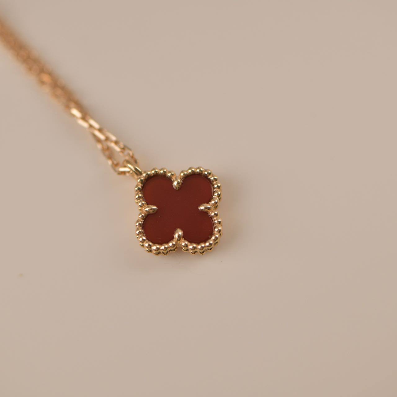 ¡®Lume Jewels¡¯CLOVER MINI 9.5MM WHITE CARNELIANS NECKLACE