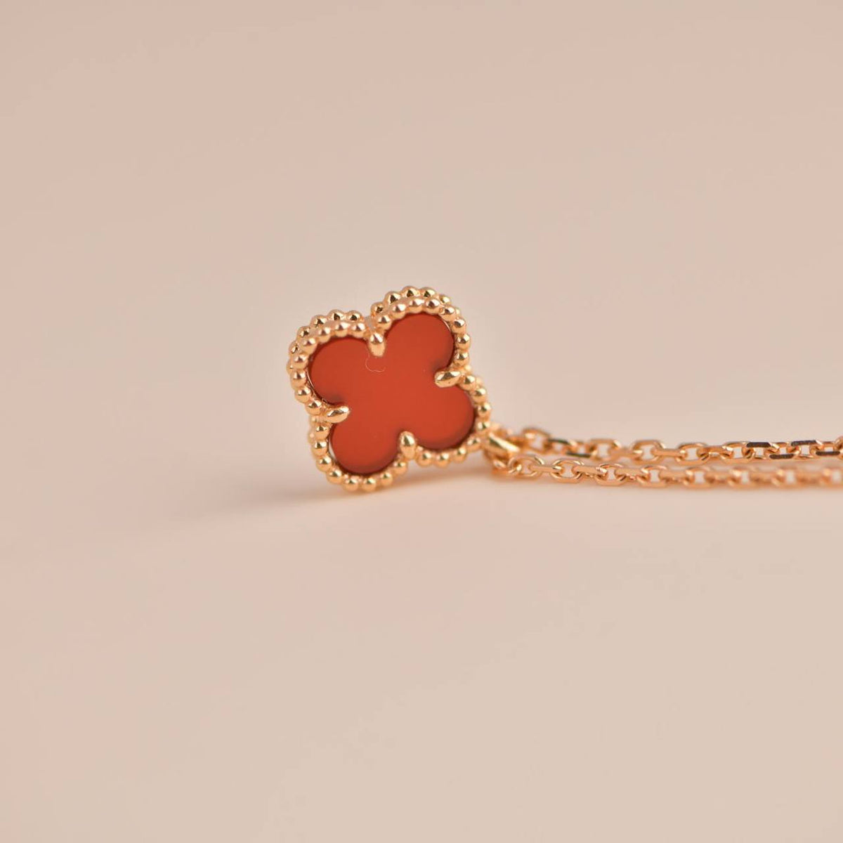 ¡®Lume Jewels¡¯CLOVER MINI 9.5MM WHITE CARNELIANS NECKLACE