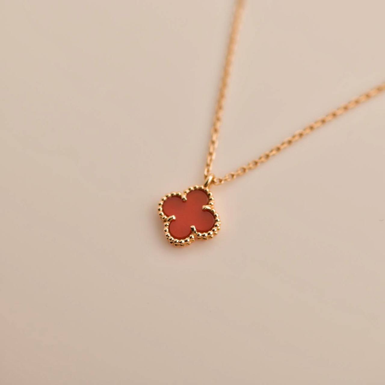 ¡®Lume Jewels¡¯CLOVER MINI 9.5MM WHITE CARNELIANS NECKLACE