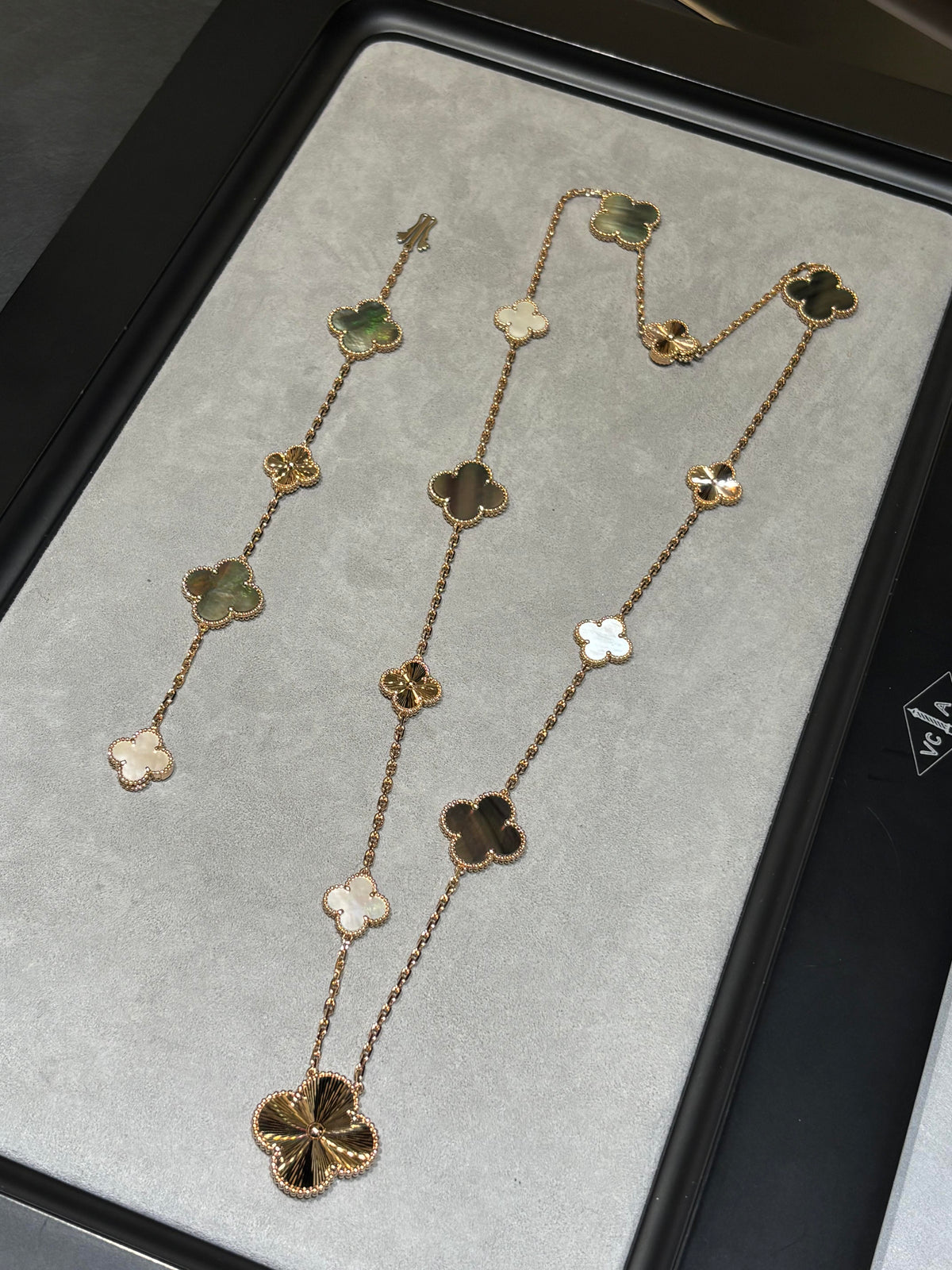[¡®Lume Jewels¡¯] 25 NEW CLOVER 15 MOTIFS GRAY MOTHER-OF-PEARL