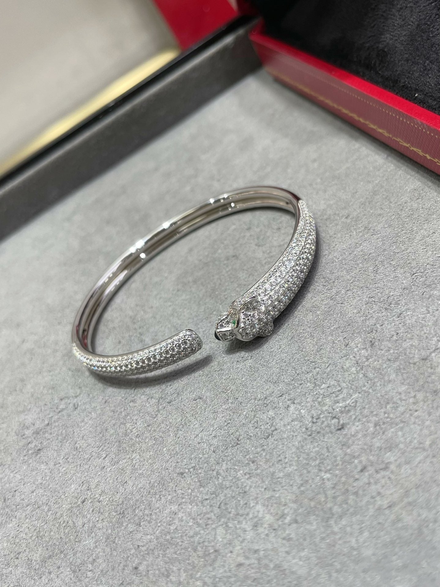 ¡®Lume Jewels¡¯PANTHERE FULL DIAMOND OPEN BRACELET