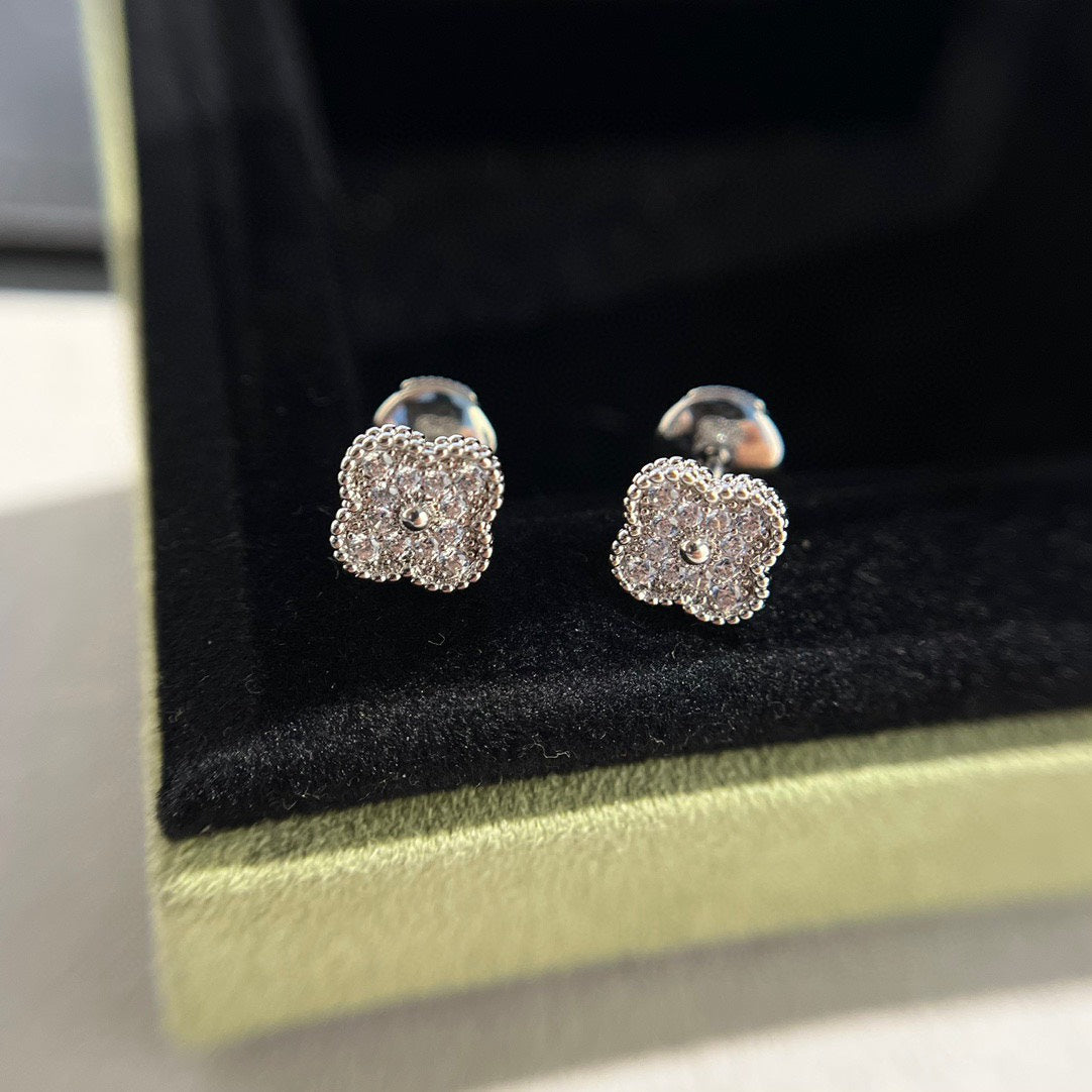 ¡®Lume Jewels¡¯CLOVER MINI DIAMOND STUD EARRINGS