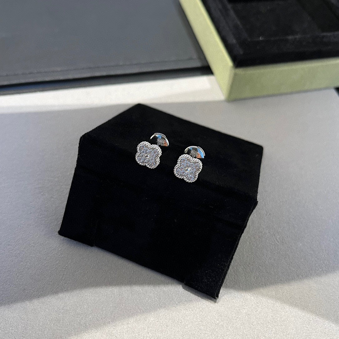 ¡®Lume Jewels¡¯CLOVER MINI DIAMOND STUD EARRINGS